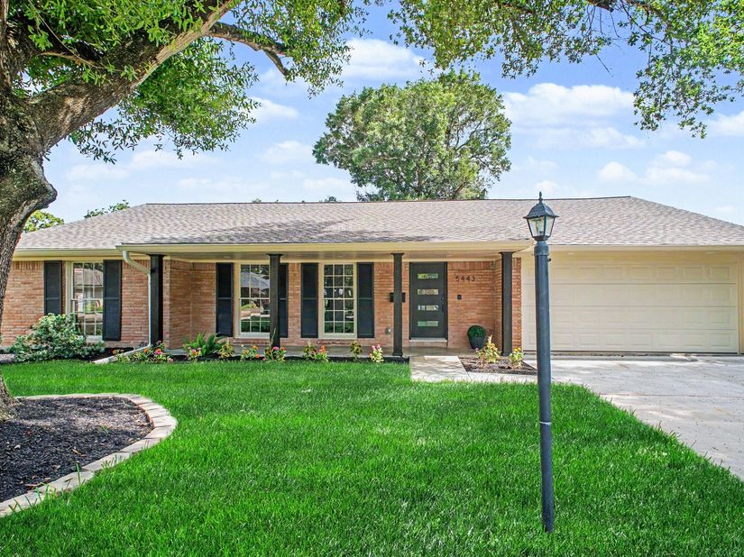 5443 Redstart Street, Houston TX 77096
