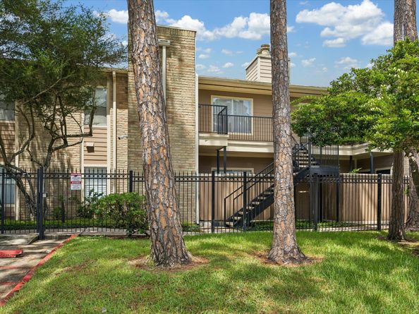702 Bering Drive 117, Houston TX 77057