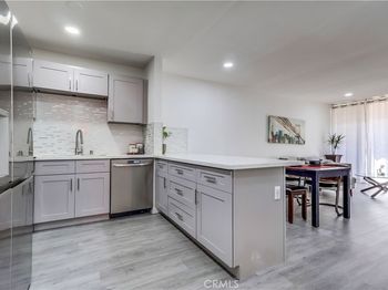 425 S Kenmore Avenue