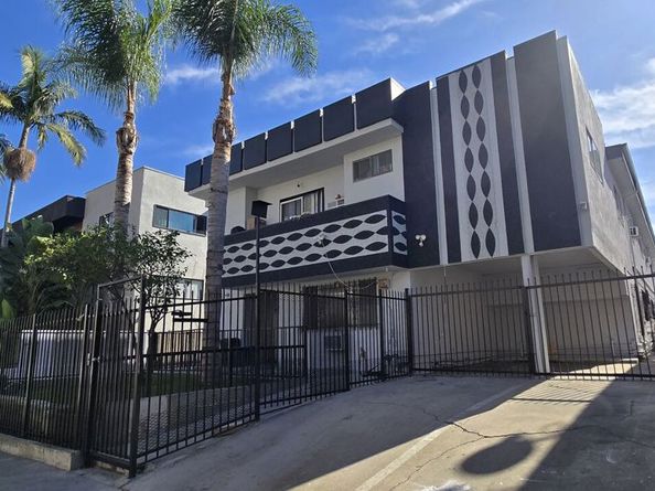 4942 Rosewood Avenue, Los Angeles CA 90004