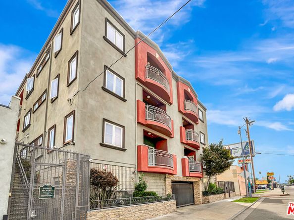 11124 Burbank Boulevard 311, North Hollywood CA 91601