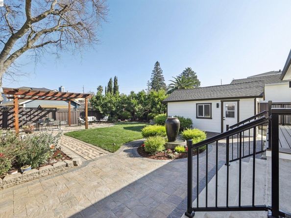 725 Alameda De Las Pulgas, Redwood City CA 94061