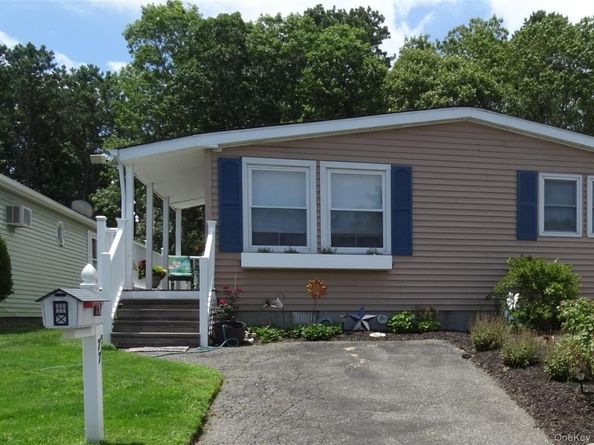 77 Village Circle W, Manorville NY 11949
