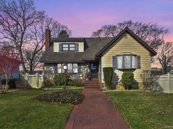 2 Oak Place, Massapequa NY 11758