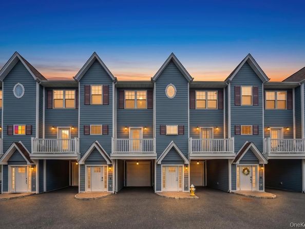 18 Hearthstone Court, Farmingdale NY 11735
