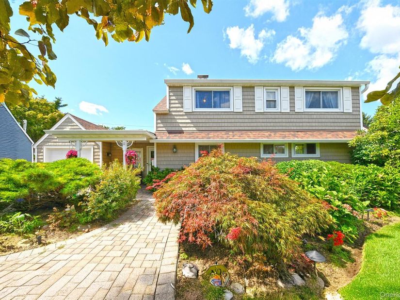 12 Link Lane, Hicksville NY 11801