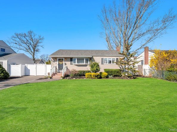 28 Saint Joseph Avenue, Ronkonkoma NY 11779
