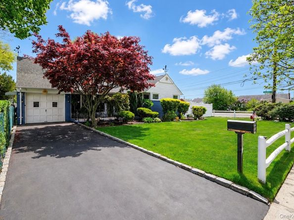 1221 Wantagh Oaks Gate, Wantagh NY 11793