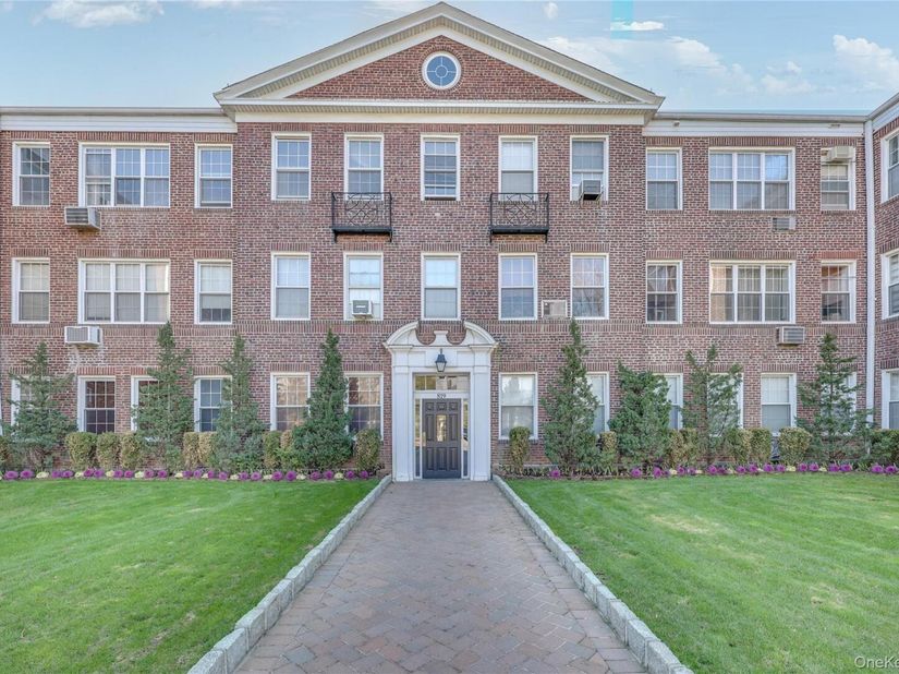 819 Broadway 1G, Woodmere NY 11598