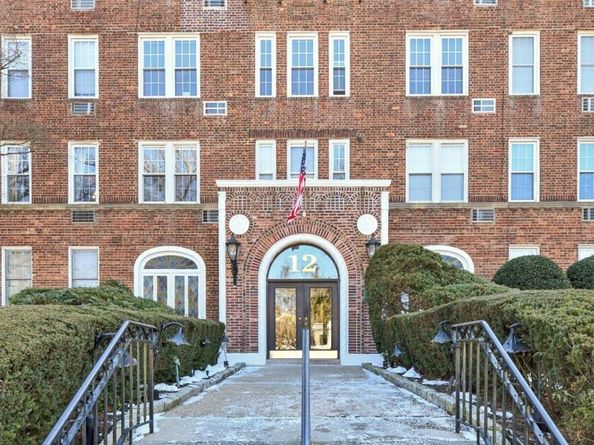 12 Hamilton Place B5, Garden City NY 11530