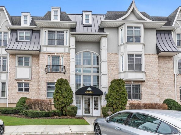 568 Pacing Way 568, Westbury NY 11590