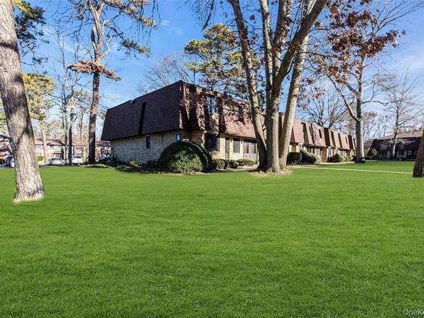 33 Newbrook Lane 33, Bay Shore NY 11706