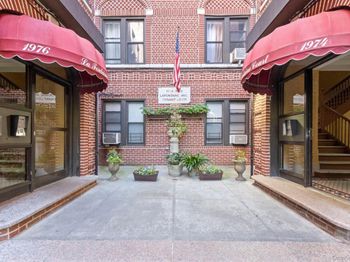 1976 LaFontaine Avenue