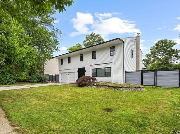 26 Roseanne Drive, Woodbury NY 11797