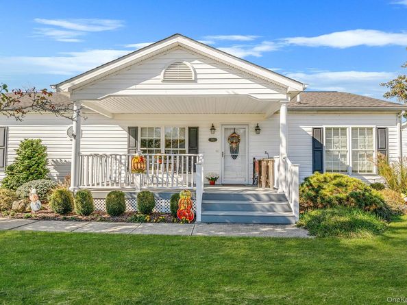 1407 Middle Road 258, Calverton NY 11933