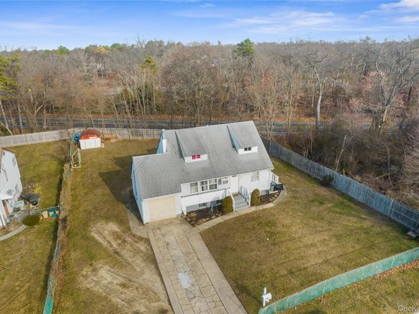 9 Farragut Avenue, Bay Shore NY 11706