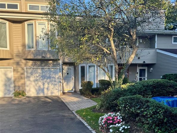 55 Kristin Lane, Hauppauge NY 11788