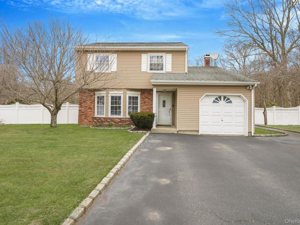 5 Donna Court, Selden NY 11784