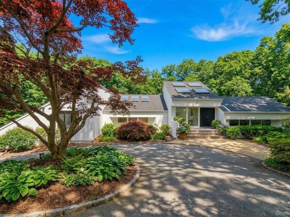 5 Waterford Way, Syosset NY 11791