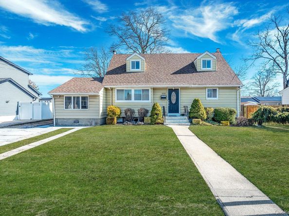 690 N Delaware Avenue, Lindenhurst NY 11757