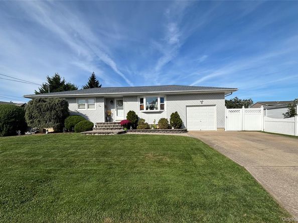 294 34th Street, Lindenhurst NY 11757