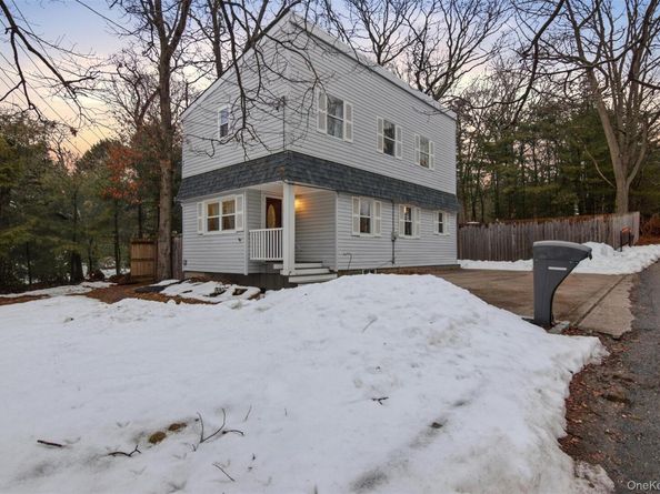 2 Lakeland Place, Farmingville NY 11738