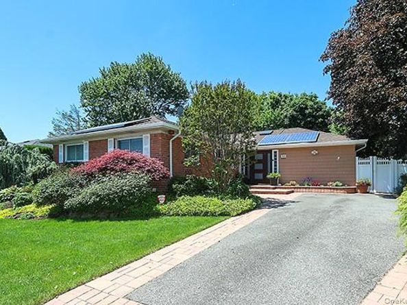 32 Randy Lane, Plainview NY 11803
