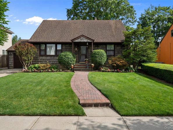 38 Hillvale Road, Albertson NY 11507