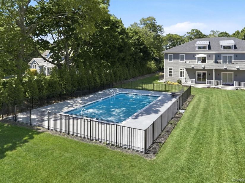 19 Montauk Highway 9, Westhampton NY 11977