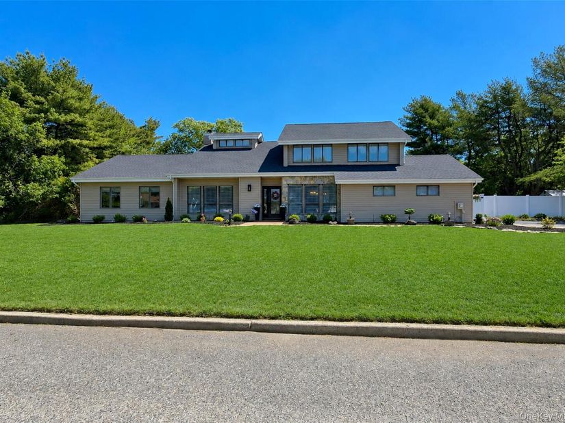 25 Vineyard Way, Mount Sinai NY 11766