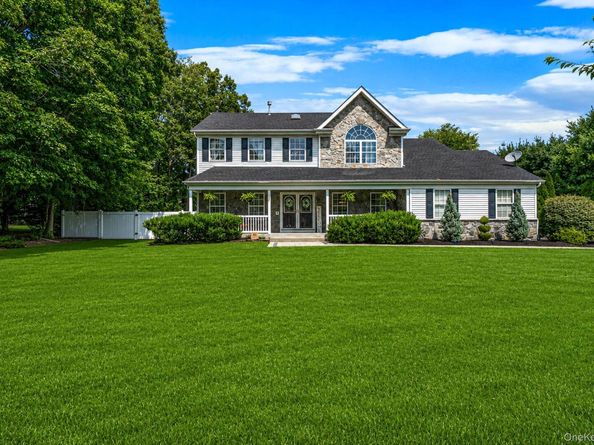 62 Ridgefield Dr, Shoreham NY 11786