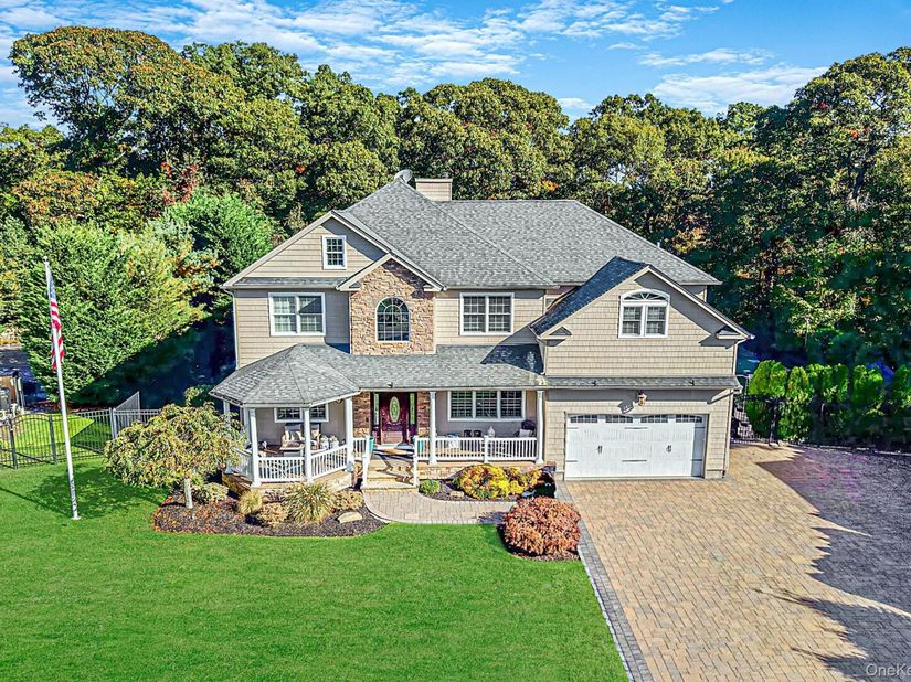 10 Privet Court, Smithtown NY 11787