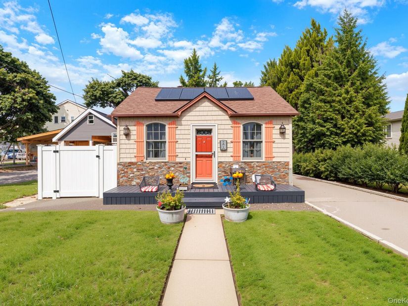 23 Dewey Place, Lindenhurst NY 11757