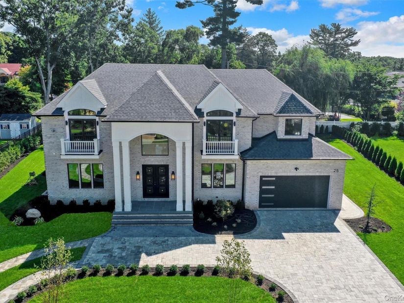 25 Hemlock Lane, Roslyn Heights NY 11577