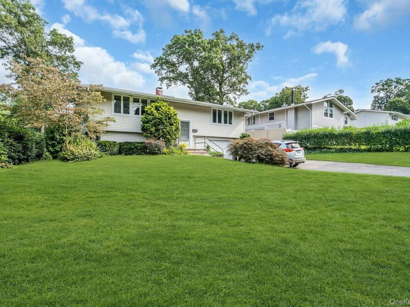 23 Redleaf Lane, Commack NY 11725