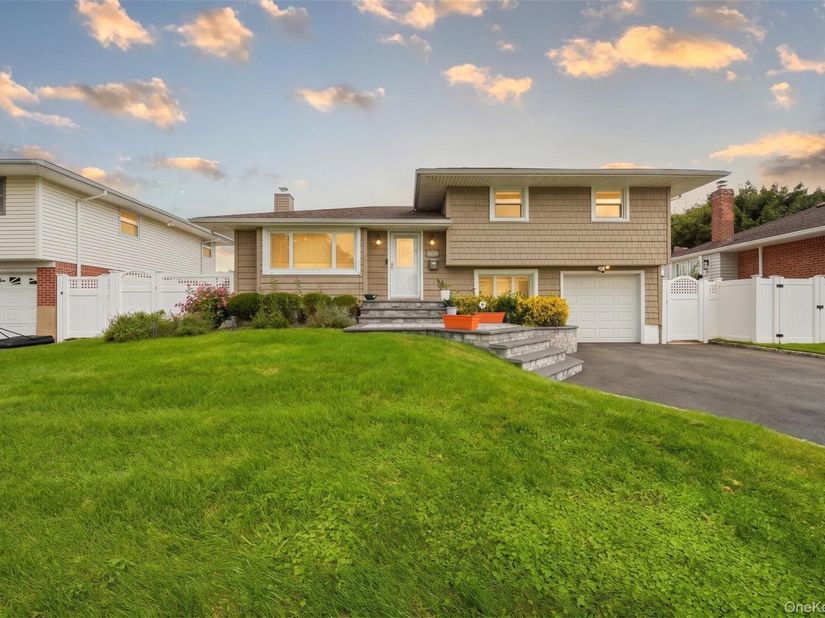 16 Spector Lane, Plainview NY 11803