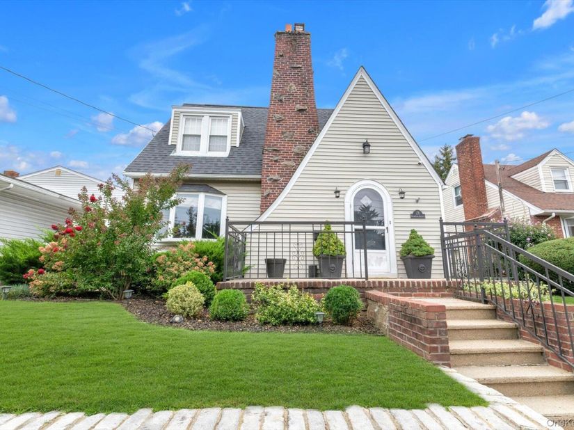 21 Hampton Avenue, Albertson NY 11507
