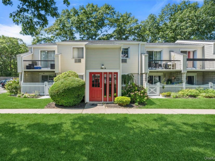 36 Richmond Boulevard 4A, Ronkonkoma NY 11779