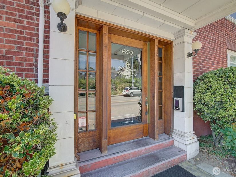 4725 15th Avenue NE 16, Seattle WA 98105