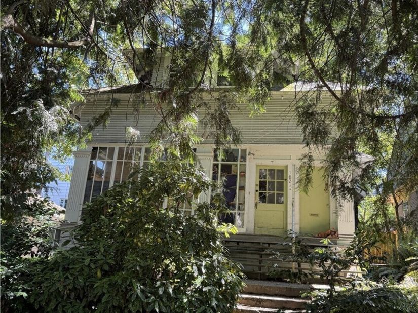 1821 E Howell Street, Seattle WA 98122