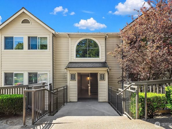 3809 131st Lane SE J2, Bellevue WA 98006