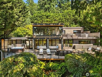 899 NW Elford Drive
