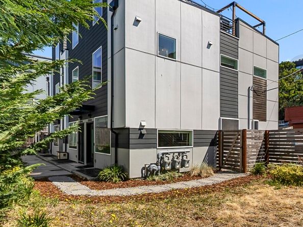 5244 Brooklyn Avenue NE A, Seattle WA 98105