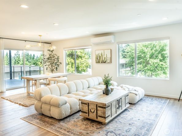 15558 NE 15th Place 301, Bellevue WA 98007