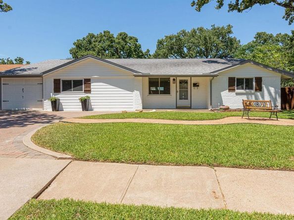 1044  Meadowbrook Drive , Grapevine Texas 76051
