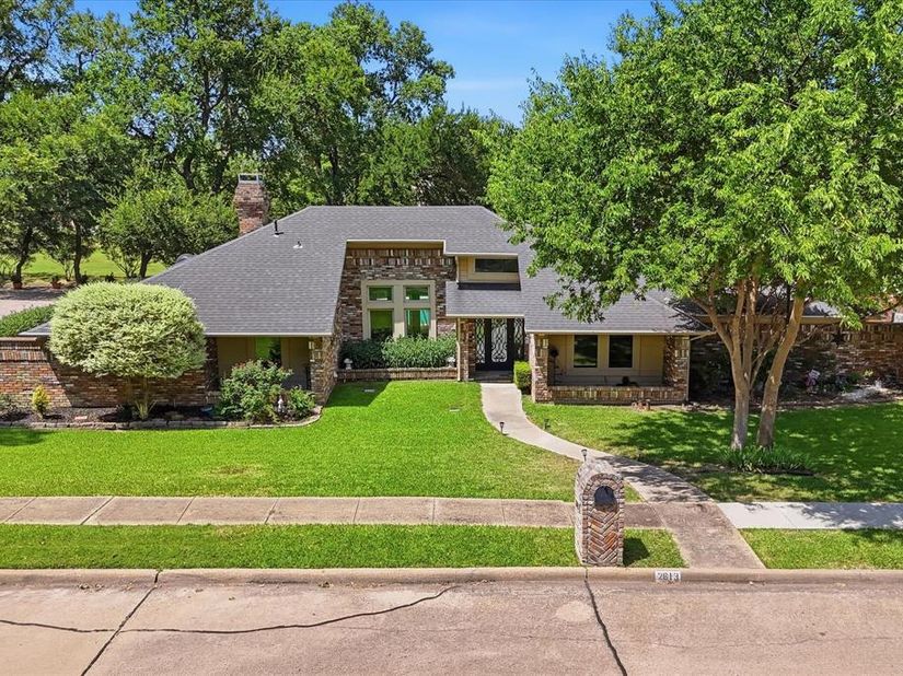2613  Country Valley Road , Garland Texas 75043