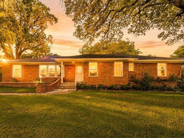 729  Town Creek Drive , Dallas Texas 75232