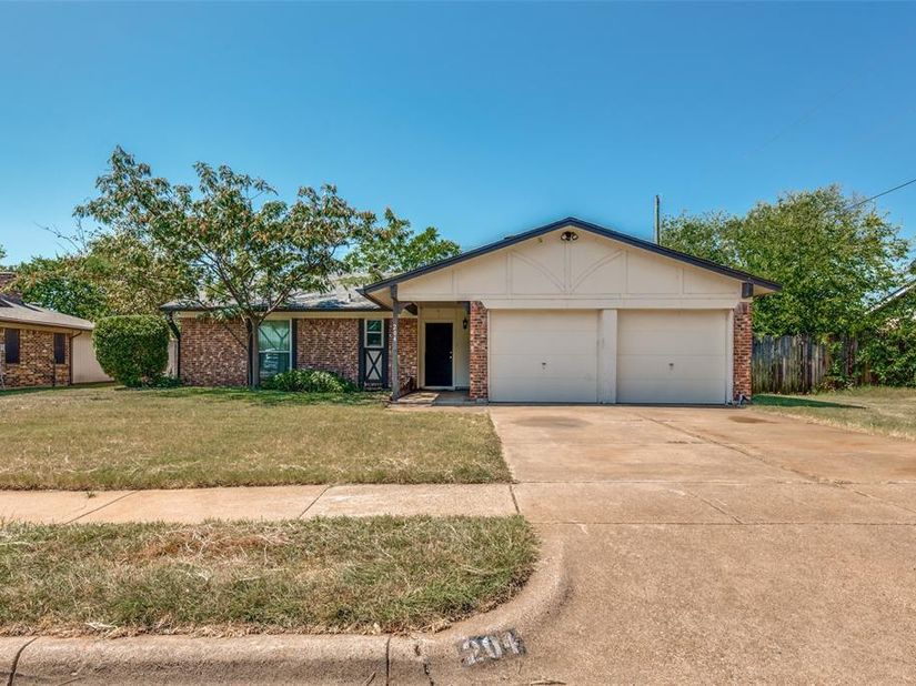 204 E Cunningham Avenue , Crowley Texas 76036