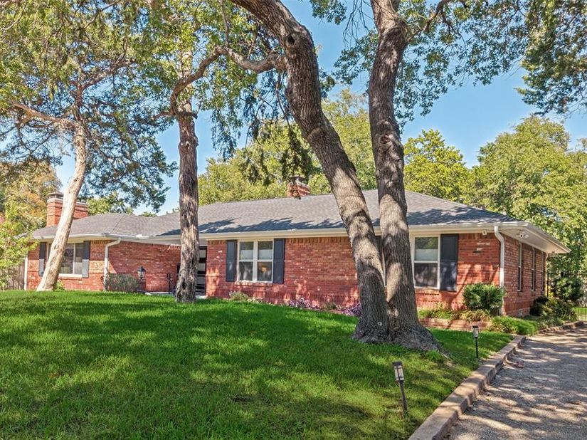 447 W Colorado Boulevard , Dallas Texas 75208