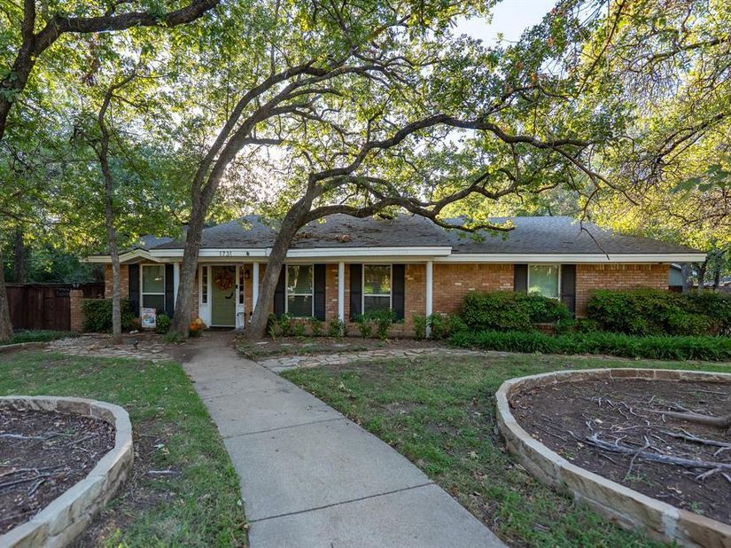1731  Park Ridge Terrace , Arlington Texas 76012
